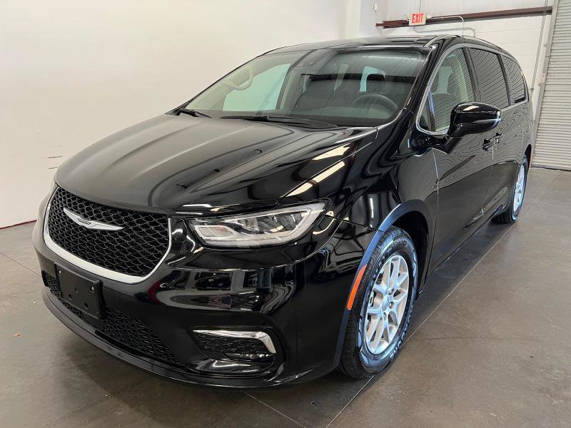 Used 2024 Chrysler Pacifica Touring-L FWD image 6