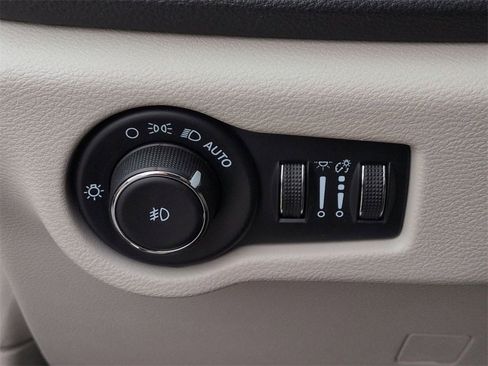 Used 2023 Chrysler Pacifica Limited image 18