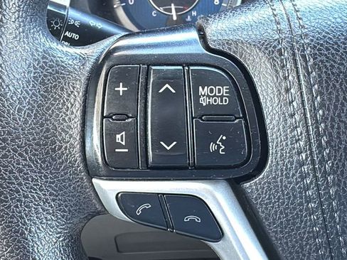 Used 2019 Toyota Sienna LE w/ Carpet Mat Package FWD image 12