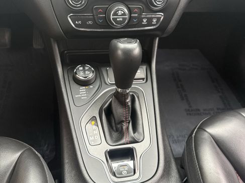 Used 2019 Jeep Cherokee Trailhawk AWD/4WD image 19