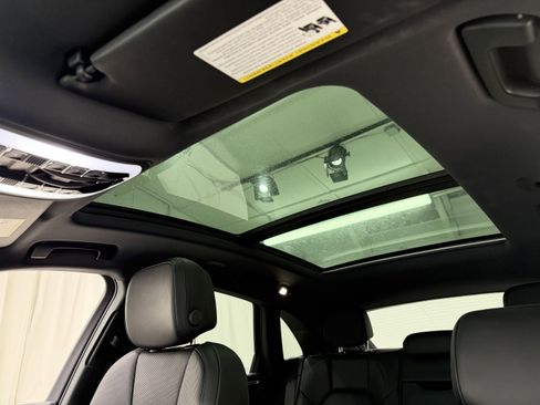 Certified 2025 Porsche Macan image 33