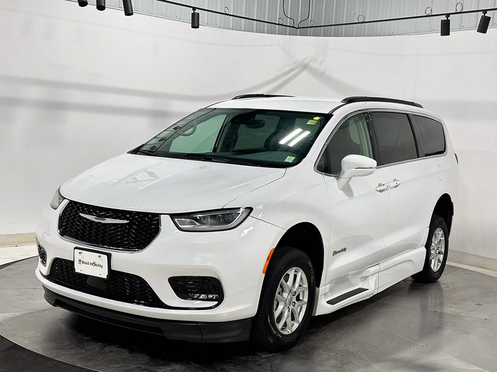 Used 2022 Chrysler Pacifica Touring-L FWD image 2