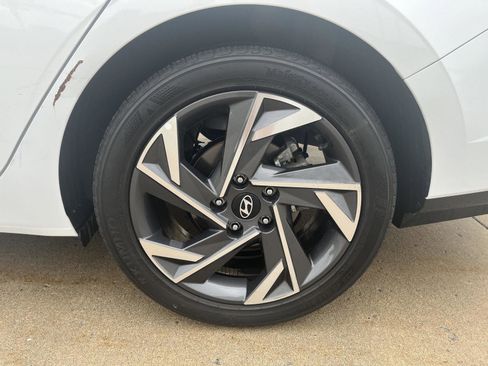 Used 2024 Hyundai Elantra Limited FWD image 9