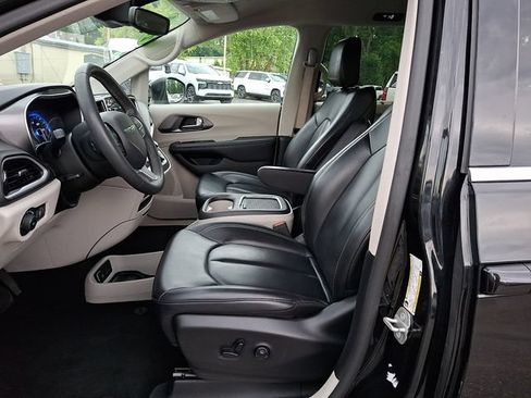 Used 2023 Chrysler Pacifica Touring-L FWD image 14