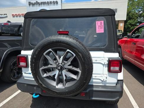 Used 2024 Jeep Wrangler Unlimited w/ Convenience Group AWD/4WD image 9