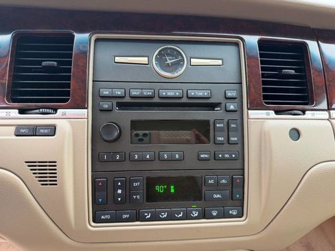 Used 2006 Lincoln Town Car Signature image 23