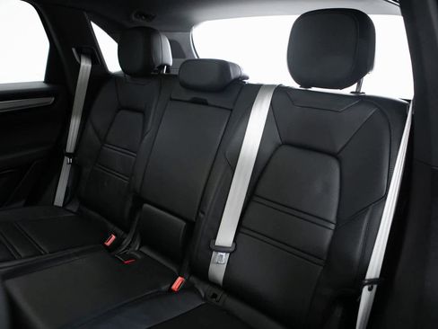 Certified 2023 Porsche Cayenne Platinum Edition image 30