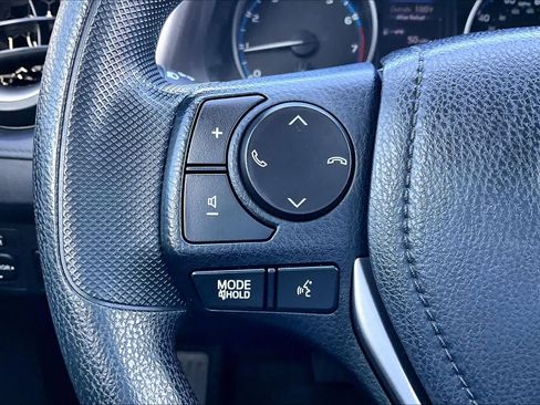Used 2018 Toyota RAV4 LE FWD image 23