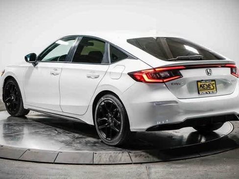 Used 2023 Honda Civic Sport image 2