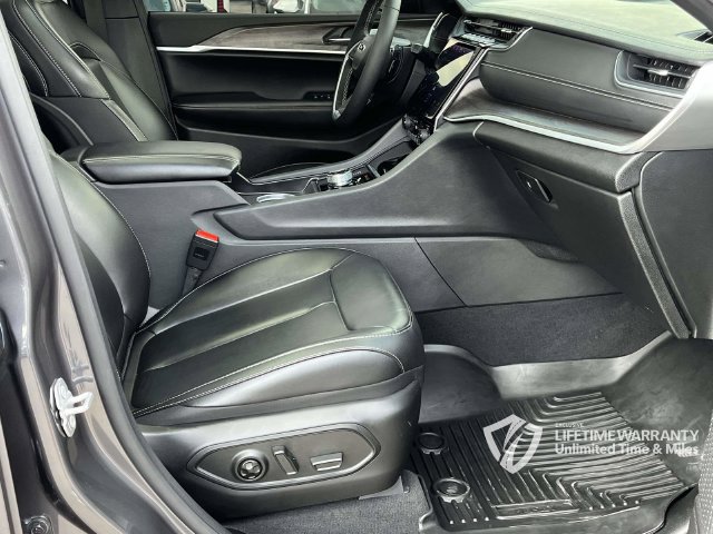 Used 2025 Jeep Grand Cherokee L Limited AWD/4WD image 31