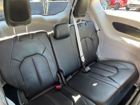 Certified 2023 Chrysler Pacifica Touring-L image 12