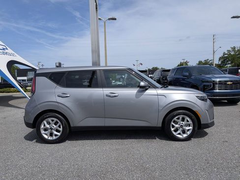Used 2023 Kia Soul LX w/ LX Technology Package FWD image 2