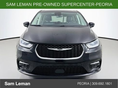 Used 2024 Chrysler Pacifica Touring-L FWD image 2