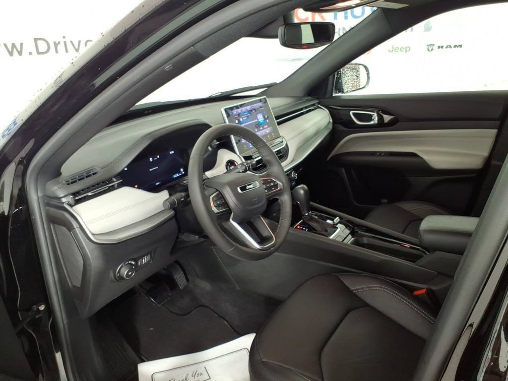 Used 2025 Jeep Compass Limited w/ Elite Group AWD/4WD image 12