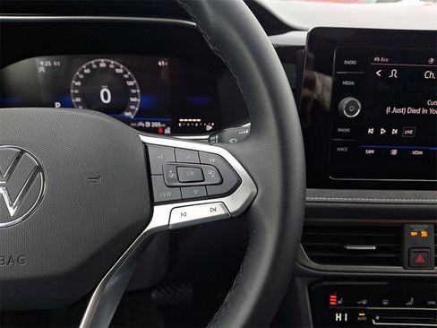 Certified 2025 Volkswagen Taos SE image 22