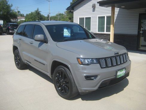 Used 2021 Jeep Grand Cherokee Laredo X AWD/4WD image 2