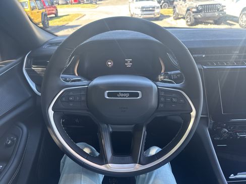 New 2025 Jeep Grand Cherokee L Altitude image 18