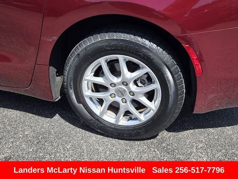 Used 2023 Chrysler Voyager LX image 12