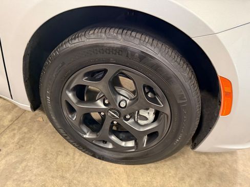 Used 2023 Chrysler Pacifica Touring-L w/ S Appearance Package FWD image 4