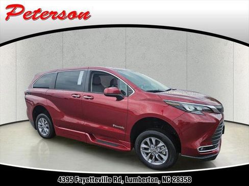 Certified 2024 Toyota Sienna XLE FWD image 1
