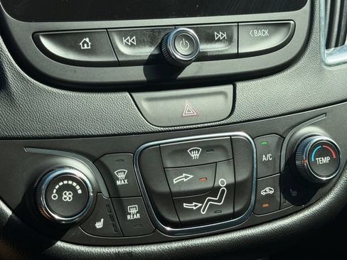 Used 2018 Chevrolet Malibu LT w/ Leather Package FWD image 18