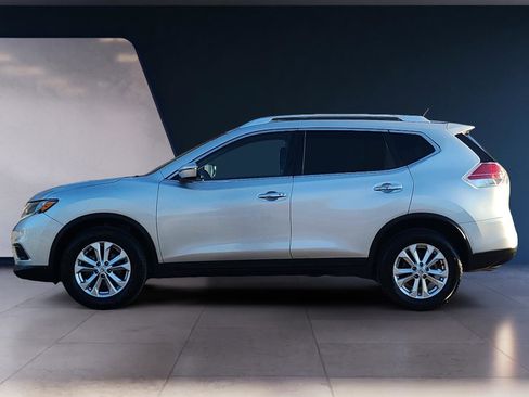Used 2016 Nissan Rogue SV image 2