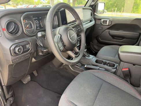 Used 2025 Jeep Wrangler Unlimited Rubicon AWD/4WD image 9