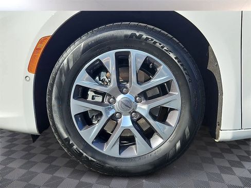 Used 2023 Chrysler Pacifica Pinnacle image 7