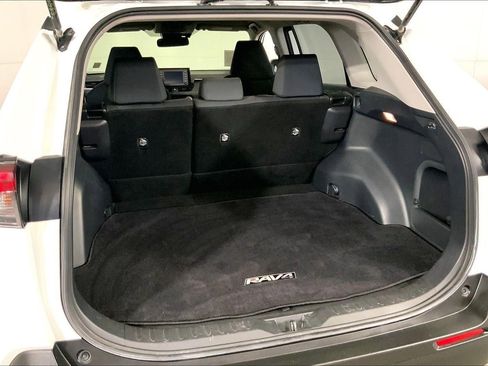Used 2019 Toyota RAV4 LE w/ Carpet Mat Package image 4