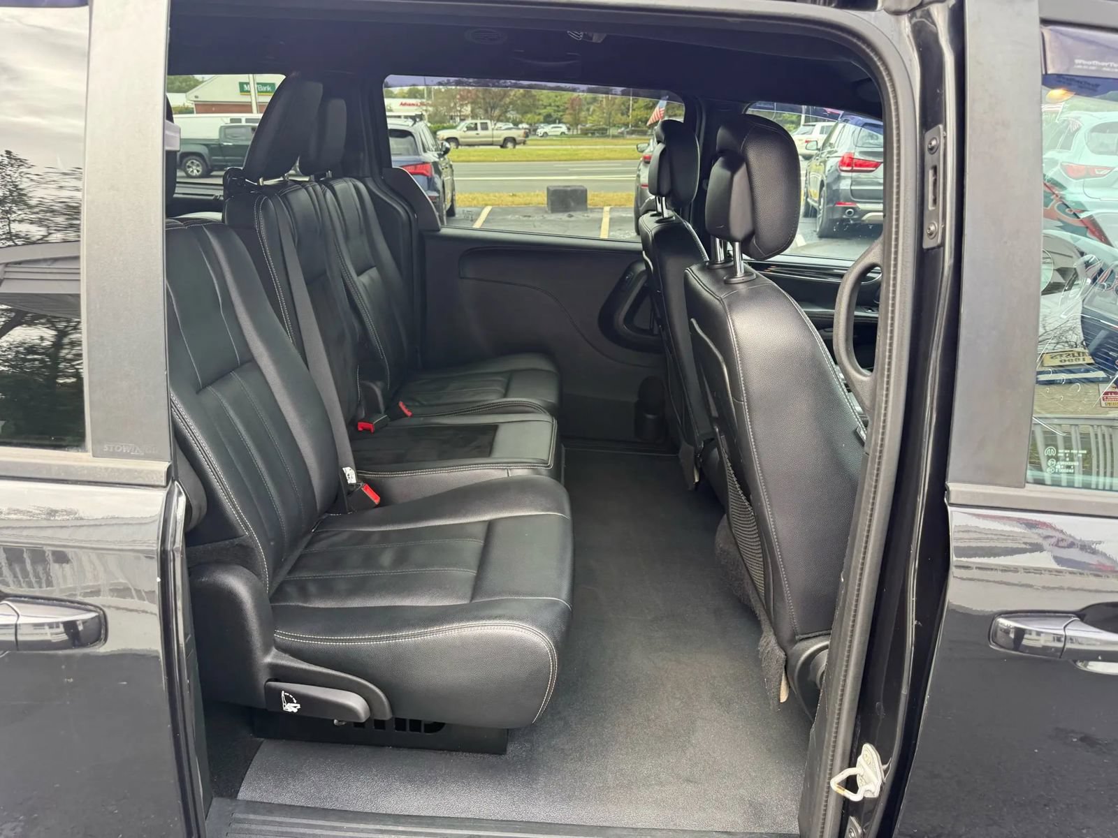Used 2014 Dodge Grand Caravan SXT FWD image 36