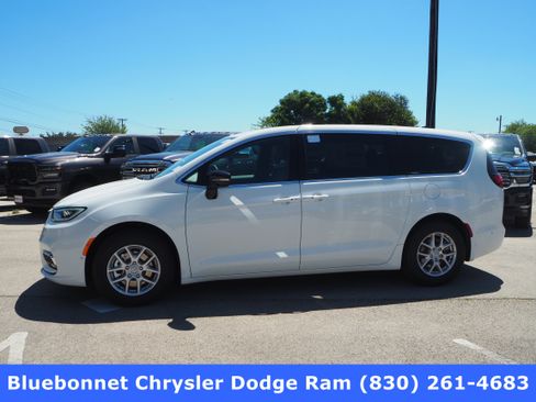 New 2025 Chrysler Pacifica Select w/ Uconnect Theater Family Group image 1