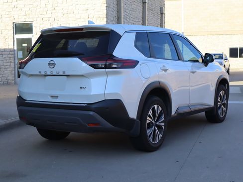 Used 2022 Nissan Rogue SV FWD image 3