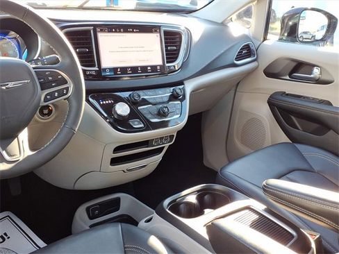 Used 2024 Chrysler Pacifica Touring-L image 7