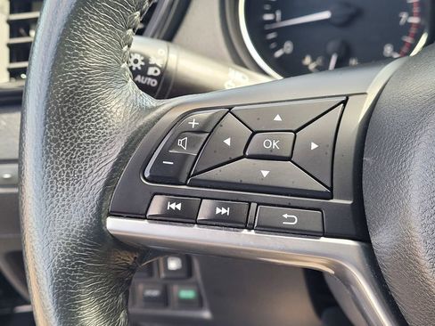 Used 2018 Nissan Rogue SV image 8