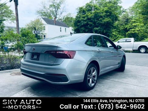 Used 2024 Volkswagen Jetta SE FWD image 4