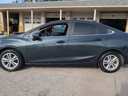 Used 2018 Chevrolet Cruze LT FWD image 2