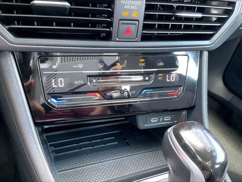 Used 2025 Volkswagen Jetta SE FWD image 31