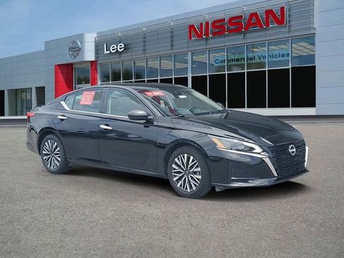 Used 2025 Nissan Altima 2.5 SV FWD image 1