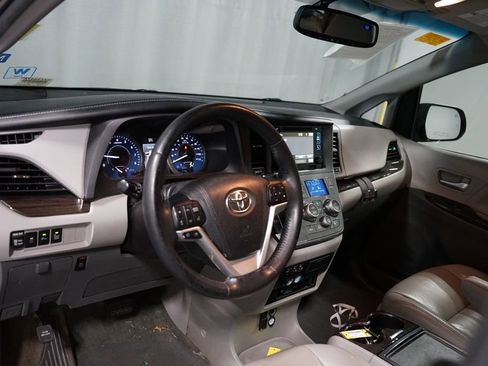 Used 2017 Toyota Sienna XLE FWD image 7