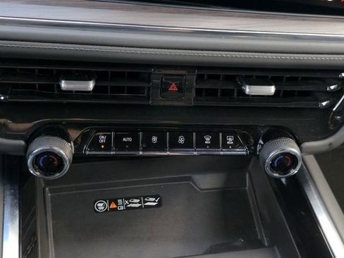 Used 2025 Chevrolet Suburban Z71 image 21