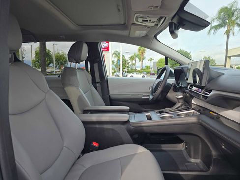 Used 2025 Toyota Sienna XLE image 11