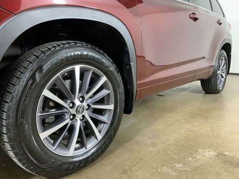 Used 2018 Toyota Highlander XLE AWD/4WD image 2