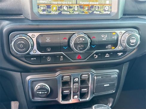 Used 2021 Jeep Gladiator Overland image 17