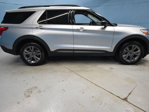 Used 2022 Ford Explorer XLT w/ Equipment Group 202A AWD/4WD image 38