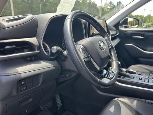 Used 2021 Toyota Highlander XLE AWD/4WD image 10