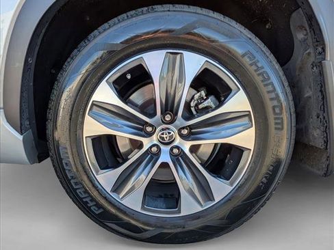 Used 2022 Toyota Highlander XLE AWD/4WD image 25