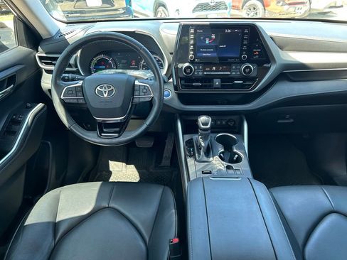 Used 2020 Toyota Highlander XLE FWD image 19