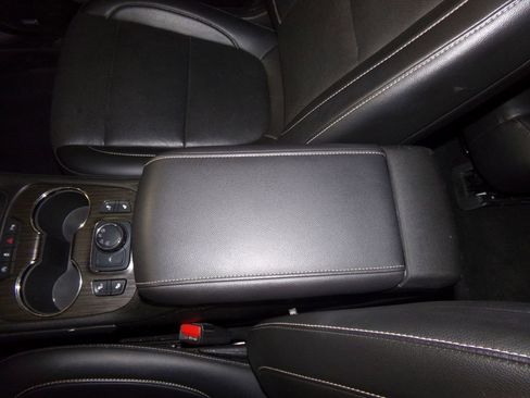 Used 2023 GMC Acadia SLT image 21