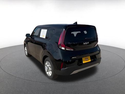 Used 2025 Kia Soul LX w/ LX Technology Package FWD image 11