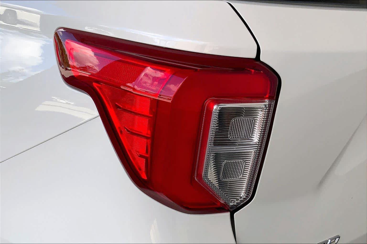 Used 2024 Ford Explorer Limited w/ Limited Technology Package RWD image 28